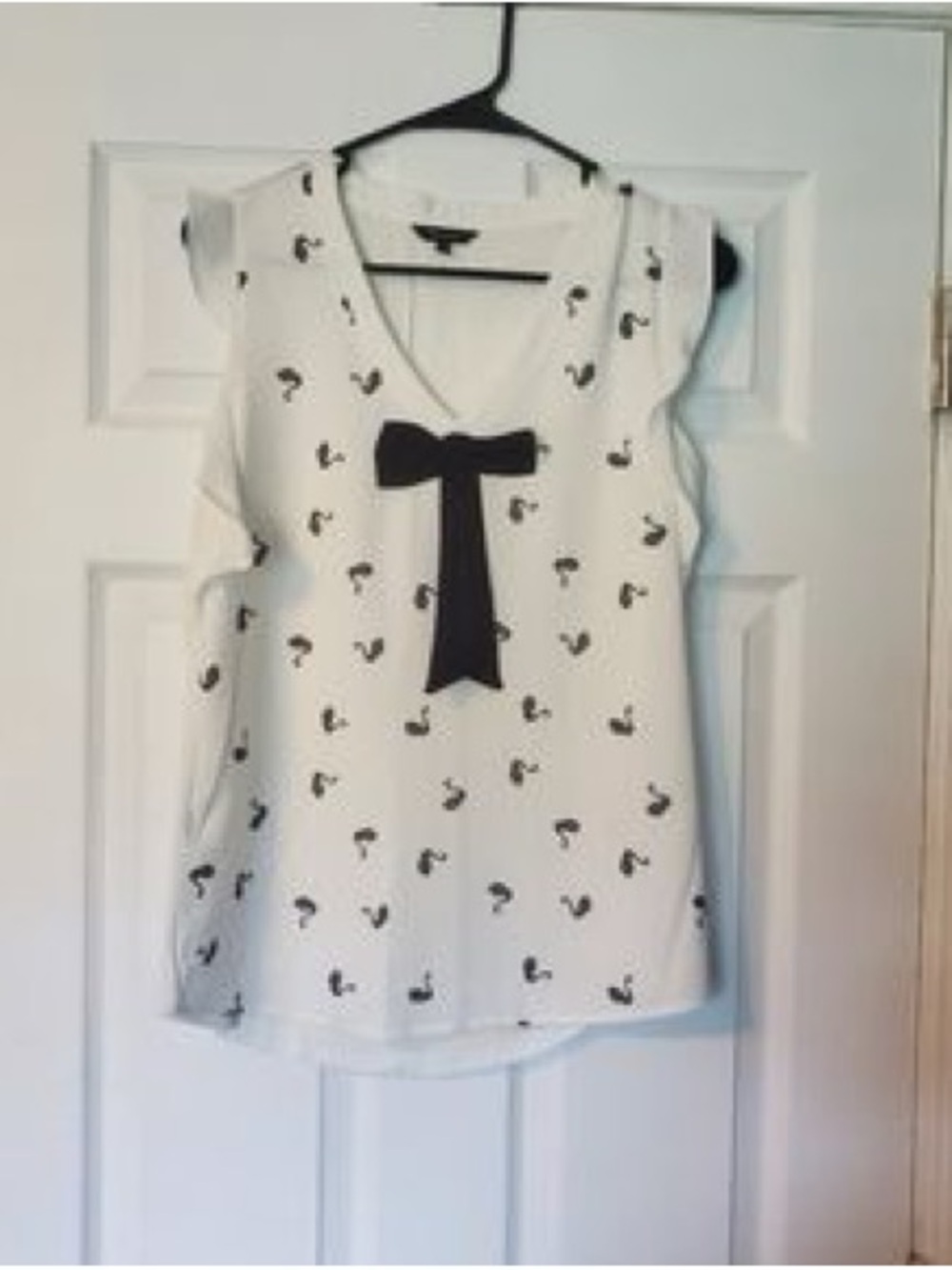 RW&CO. White V-neck Blouse with Bow and Swans Size XS